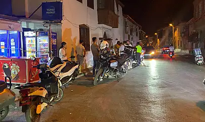 Milas'ta Kontrolden Çıkan Motosiklet Direğe Çarptı: 2 Kişi Yaralandı