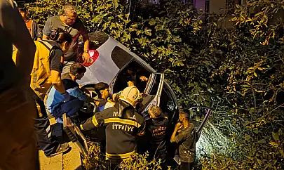 Milas'ta korkutan kaza: Otomobil şarampolde askıda kaldı 2 kişi yaralandı