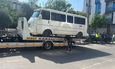 Milas'ta Minibüs ile Otomobil Çarpıştı: 1 Yaralı