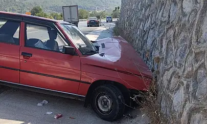 Milas'ta Otomobil İstinat Duvarına Çarptı: İki Kişi Yaralandı