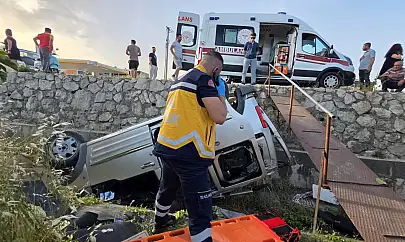 Milas'ta otomobil şarampole devrildi: 60 yaşındaki sürücü yaralandı