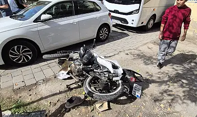 Milas'ta Otomobille Çarpışan Motosiklet Sürücüsü Savruldu, Otobüsün Camına Çarptı: 2 Yaralı