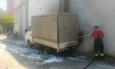 Milas'ta Park Halindeki Kamyonet Alev Alev Yandı