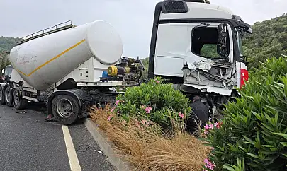 Milas'ta Tır ve Kamyon Kazası: Araçlar Yol Ortasında Kaldı Trafik Kilitlendi