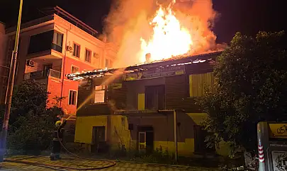 Milas Zafer Caddesi'nde geceyi aydınlatan yangın korkuttu