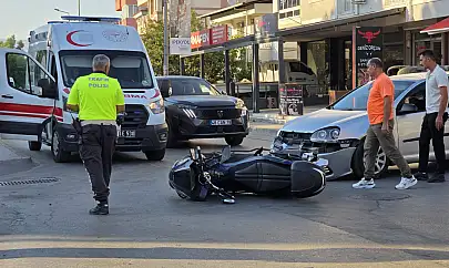 Sanayi Caddesi'nde Motosiklet ve Otomobil Çarpıştı 1 Kişi Yaralandı