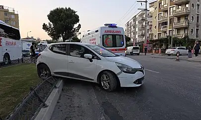 Tırla çarpışan otomobil refüje çıktı, sürücü yaralandı