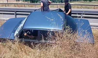 Yola dökülen yağ kazayı getirdi: Milas'ta araç refüje savruldu
