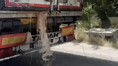 İğrenç Görüntü Kamerada: Seyir Halindeyken Yola Atık Döküldü!