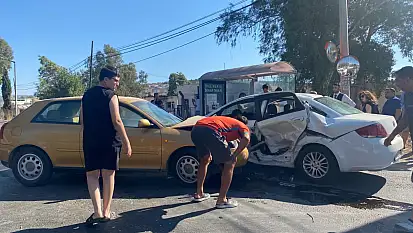 Kavşakta Meydan Gelen Kazada 3 Kişi Hastaneye Kaldırıldı