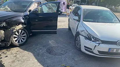 Kuvayi Milliye Caddesi'nde iki araç çarpıştı