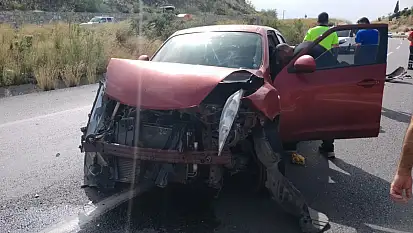 Milas'ta kontrolden çıkan araç bariyerlere saplandı