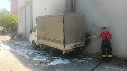 Milas'ta Park Halindeki Kamyonet Alev Alev Yandı