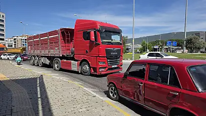 Milas'ta tırın çarptığı otomobil 10 metre sürüklendi