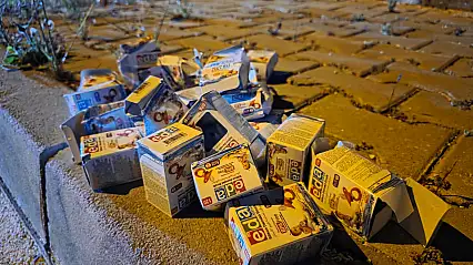Milas'ta kaldırıma bırakılan emzikler şaşkınlık yarattı