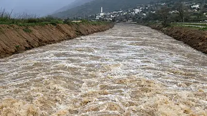 Milas'ta Sel Alarmı: Yeni Köprü Sular Altında Kalma Riskiyle Kapatıldı!