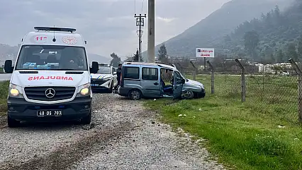 Milas'ta otomobil elektrik direğine çarptı: 2 yaralı