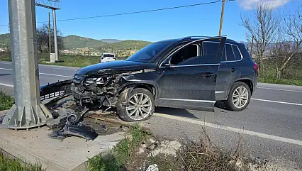 Milas'ta Trafik Kazası: Tabelaya Çarpan Otomobilin Sürücüsü Yaralandı