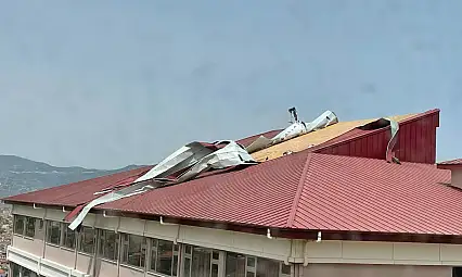 Eğitim verilmeyen okulun çatısı fırtınada yeniden dağıldı