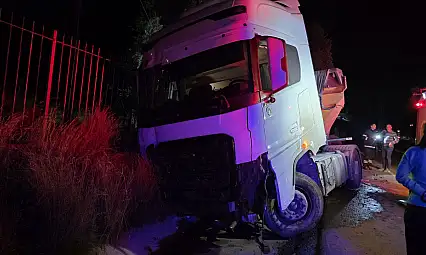 Milas Söke yolunda tır şarampole sürüklendi: Sürücü yaralandı