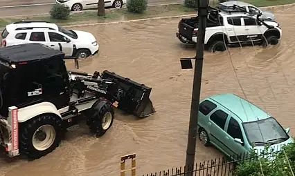 Milas'ta Sağanak Yağış Hayatı Felç Etti: Araçlar Suya Gömüldü, Vatandaşlar İsyan Etti