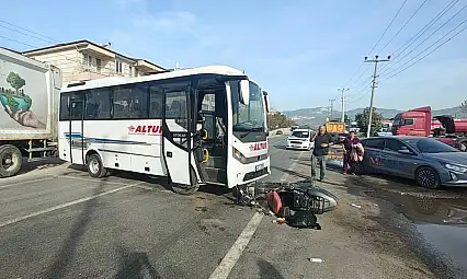 Milas'ta Servis Aracı ile Motosiklet Çarpıştı: Biri Ağır İki Yaralı