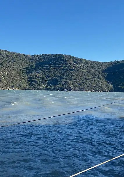 Milas Boğaziçi'nde Can Pazarı: Alabora Olan Tekneden Son Anda Kurtuldular