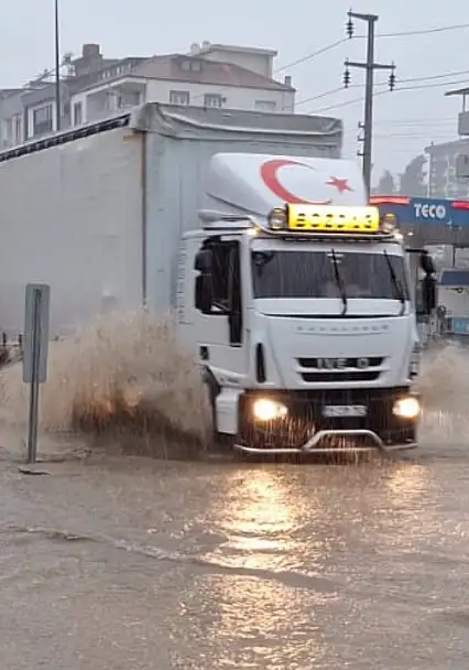 Milas'ta Yağmur Değil Altyapı Konuşuluyor: Sokaklar Nehre Döndü