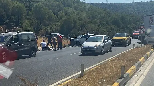 Hastane kavşağında dönüş yapan araç ile karşı yönden gelen otomobil çarpıştı 3 kişi yaralandı