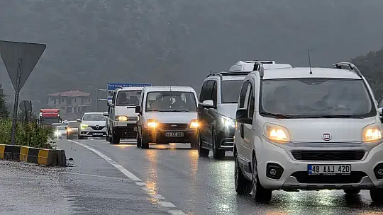 Yoğun yağış zincirleme kazaya yol açtı: Milas-Bodrum yolunda 6 araç birbirine girdi