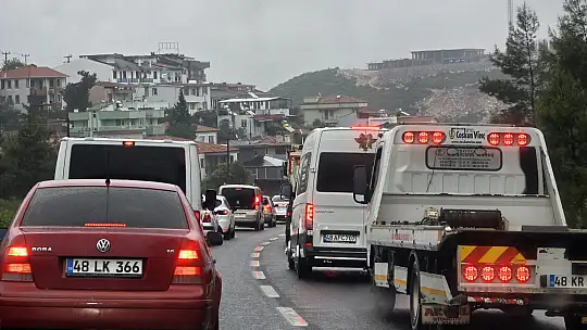 Yoğun yağış zincirleme kazaya yol açtı: Milas-Bodrum yolunda 6 araç birbirine girdi
