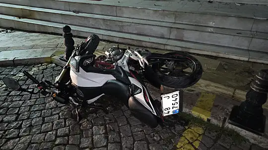 Milas'ta alkollü sürücü dehşeti: Kontrolden çıkıp 2 iş yerine ve motosiklete çarptı