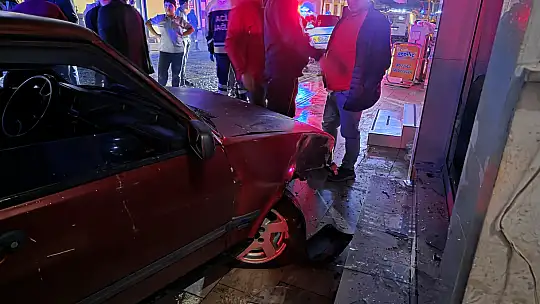 Milas'ta alkollü sürücü dehşeti: Kontrolden çıkıp 2 iş yerine ve motosiklete çarptı