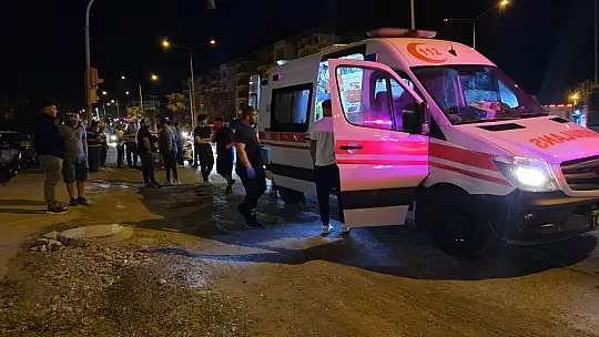 Milas'ta kırmızı ışıkta duran motosiklete otomobil çarptı