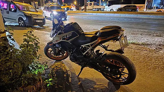 Milas'ta kırmızı ışıkta duran motosiklete otomobil çarptı