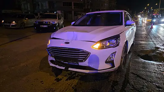 Milas'ta kırmızı ışıkta duran motosiklete otomobil çarptı