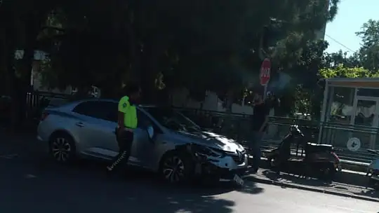 Üçgen parkta meydana gelen kazada bir kişi yaralandı