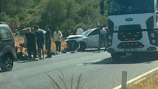 Hastane kavşağında dönüş yapan araç ile karşı yönden gelen otomobil çarpıştı 3 kişi yaralandı