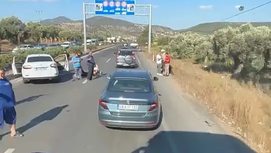 Kamyonet ile otomobil çarpıştı: 3 yaralı