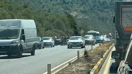 Hastane kavşağında dönüş yapan araç ile karşı yönden gelen otomobil çarpıştı 3 kişi yaralandı