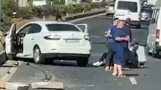 Kamyonet ile otomobil çarpıştı: 3 yaralı