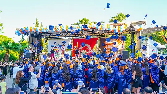 Milas Meslek Yüksekokulu'nda Mezuniyet Heyecanı Yaşandı: Efes Bandosu Büyüledi