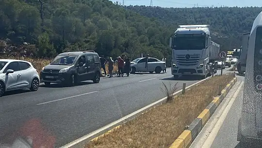 Hastane kavşağında dönüş yapan araç ile karşı yönden gelen otomobil çarpıştı 3 kişi yaralandı