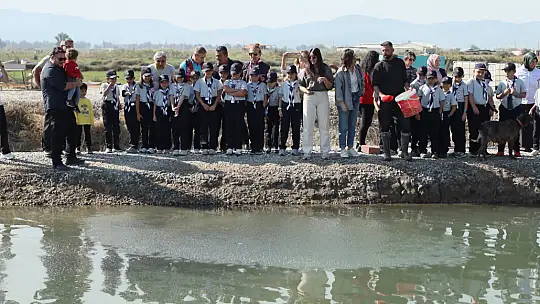 Minik Öğrenciler Milas'ta Balıklara Yem Verdi