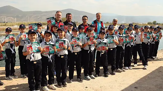 Minik Öğrenciler Milas'ta Balıklara Yem Verdi