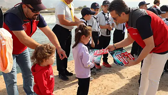 Minik Öğrenciler Milas'ta Balıklara Yem Verdi