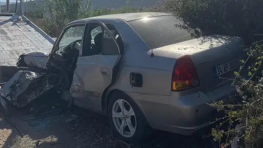 Mumcular Yolunda 2 otomobil kafa kafaya çarpıştı 1'i ağır 3 kişi yaralandı