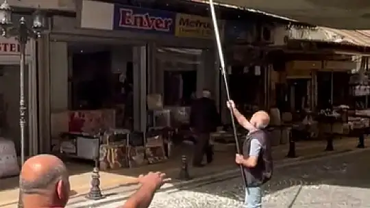 Sokak ortasında patlayan arı kovanı mahalleyi alarma geçirdi