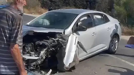 Mumcular Yolunda 2 otomobil kafa kafaya çarpıştı 1'i ağır 3 kişi yaralandı