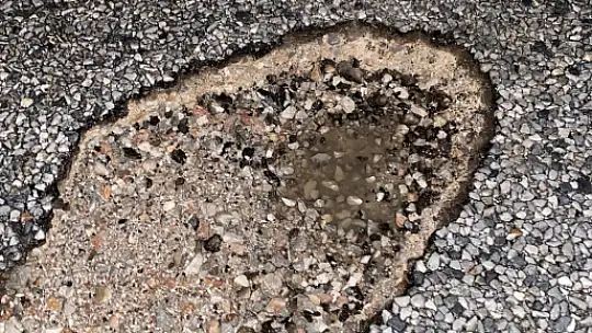 Milas-Selimiye yolunda tehlike: Aynı çukurda 10 aracın lastiği patladı